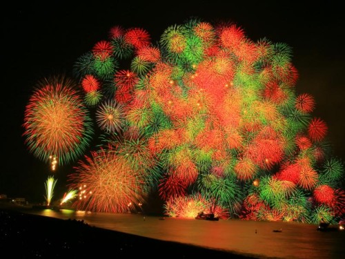 色とりどりに夜空を埋め尽くす大輪の花　熊野大花火大会2024