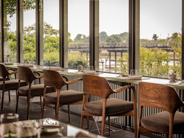 桂川の景観を眺めながらご昼食