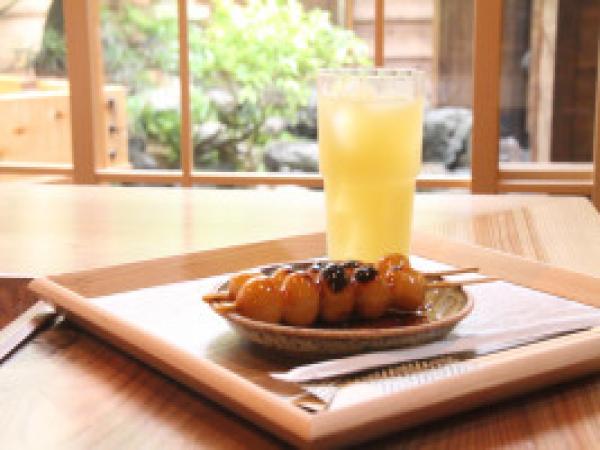 団子茶屋にて団子とドリンクのセットをご用意